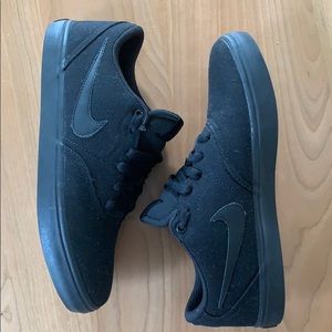 Women’s black nike tennis shoe sneakers EUC